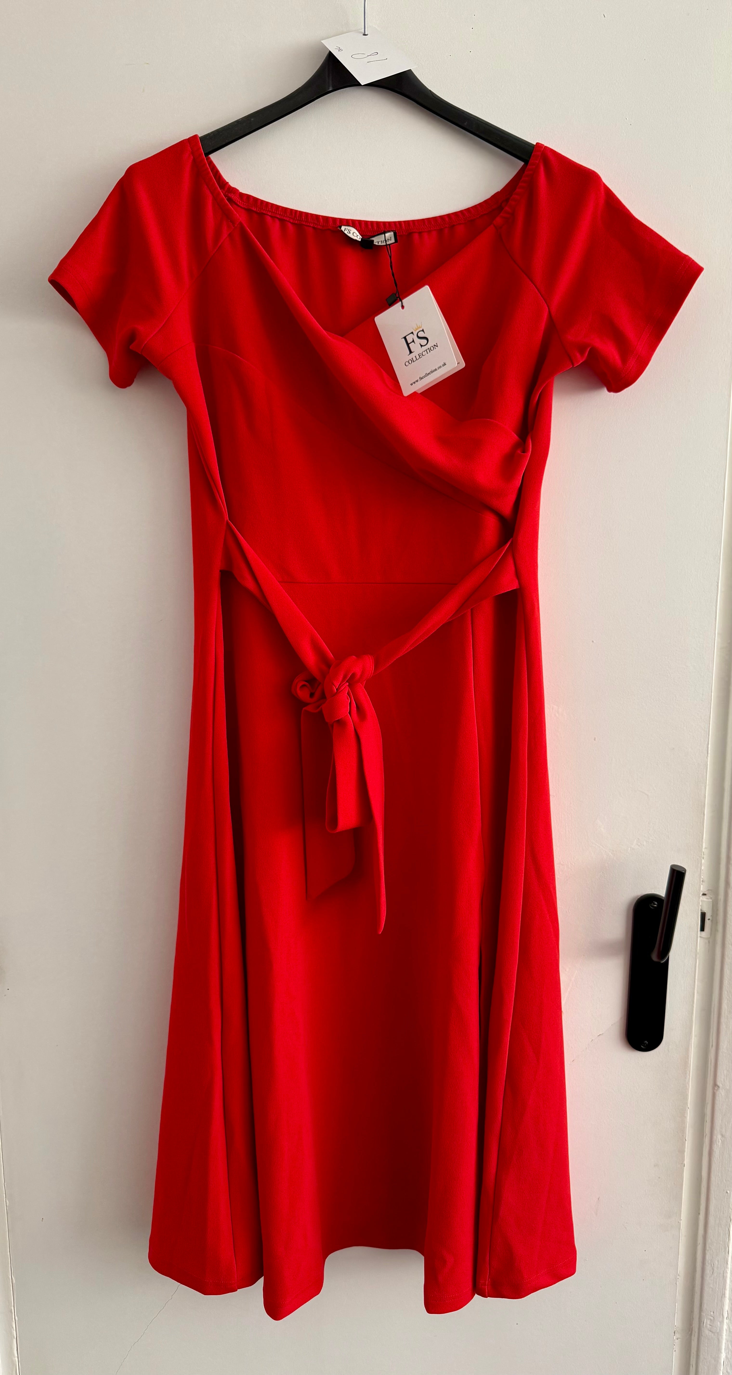 Rode Off-Shoulder Midi-jurk met Strikceintuur
