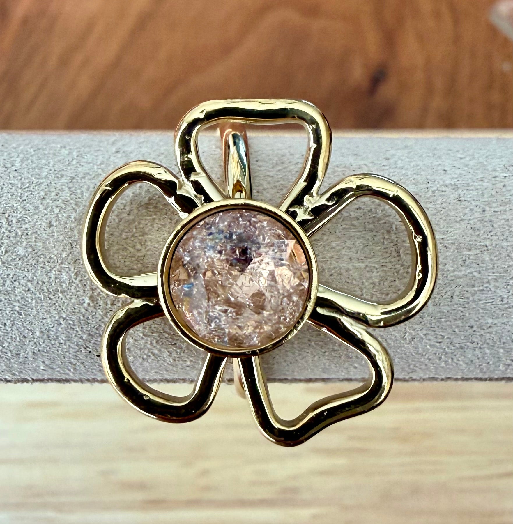 Gouden Bloem Ring met Roze Kristal