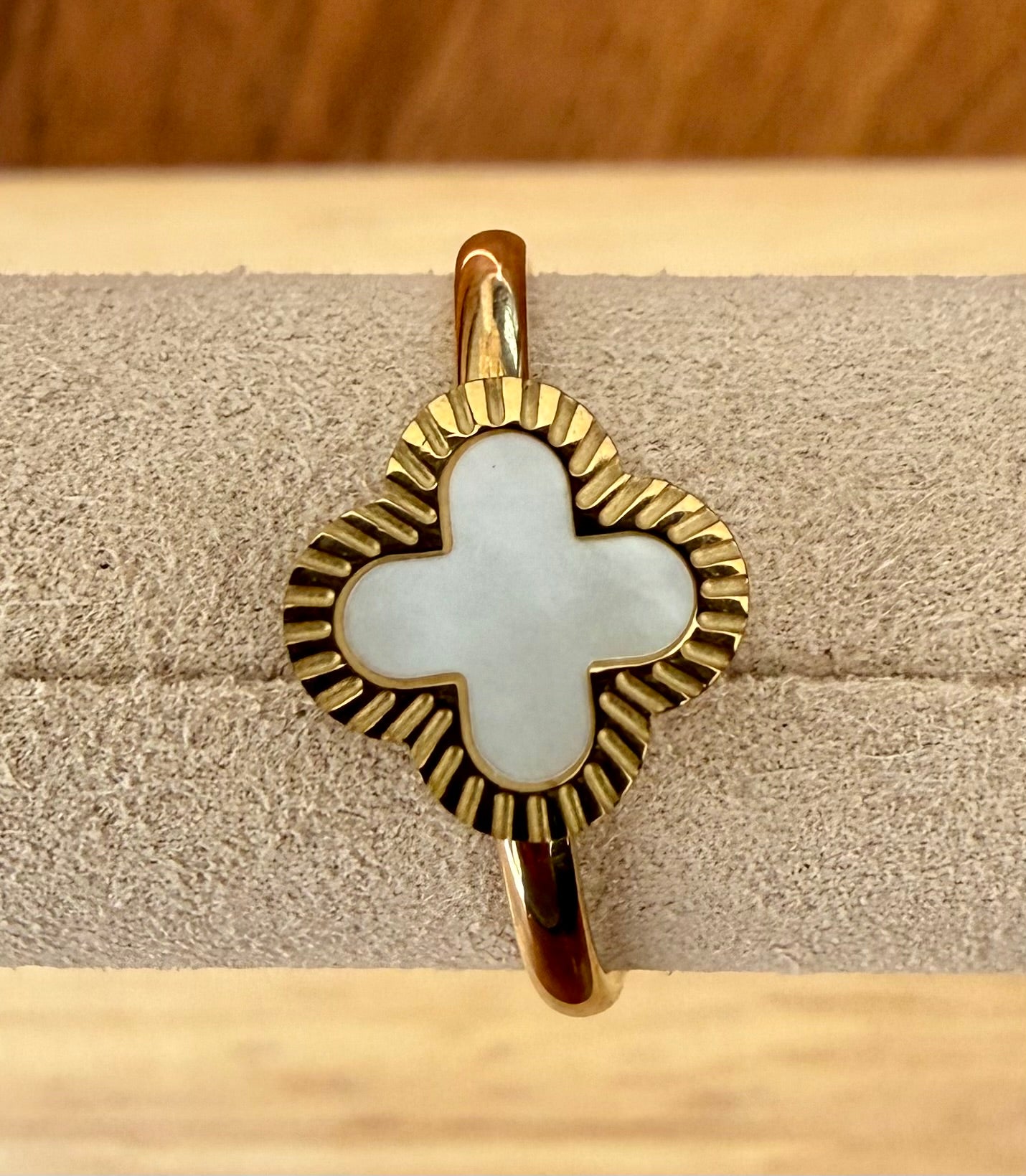 Gouden Klavertje Ring met Parelmoer